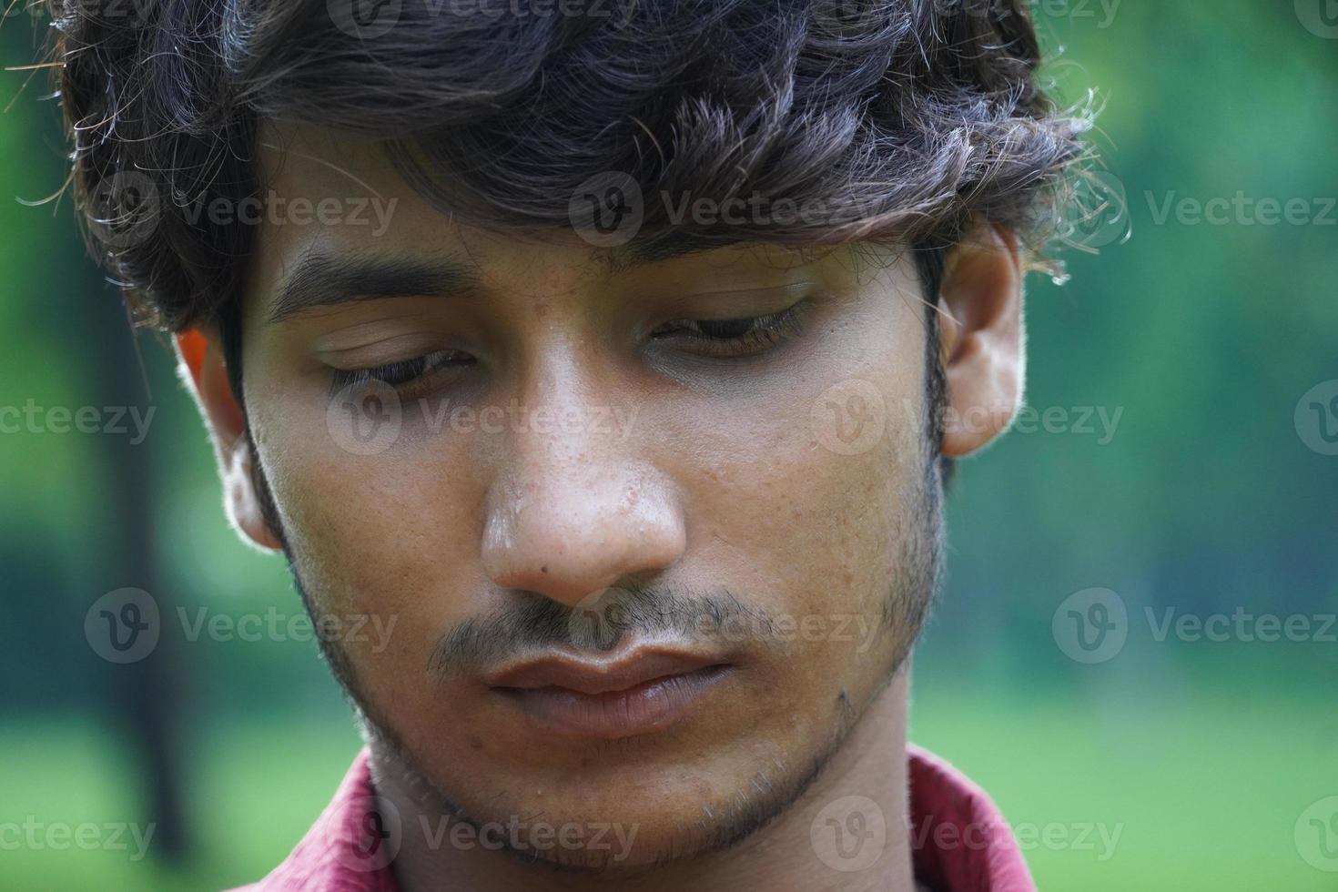 een droevige jongen gezicht close-up afbeelding foto