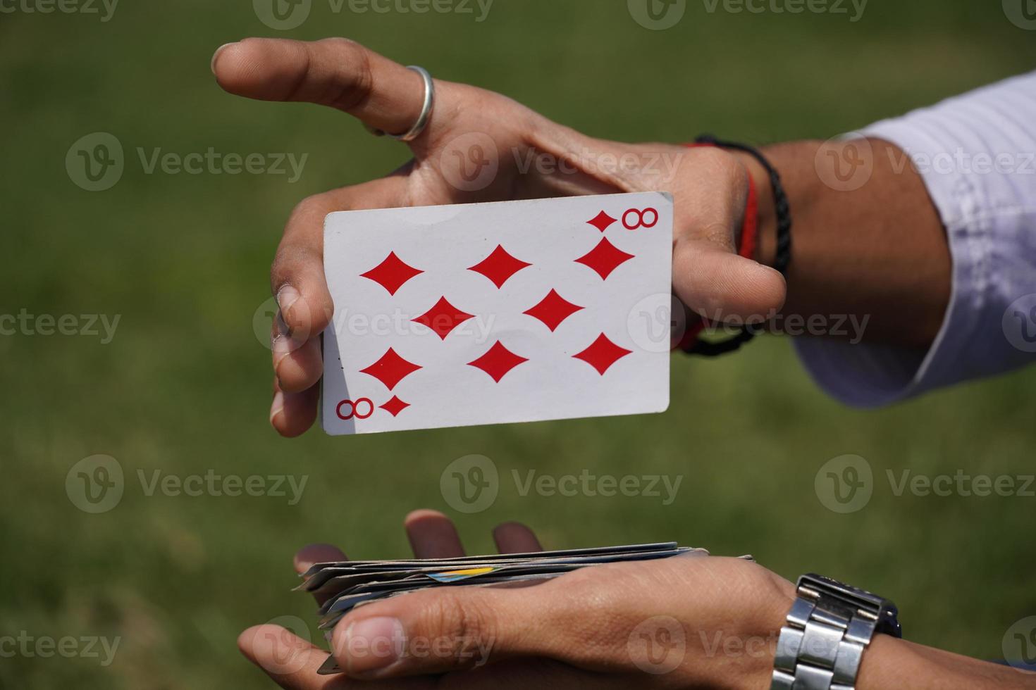 speelkaarten in de hand - pokerconcept foto