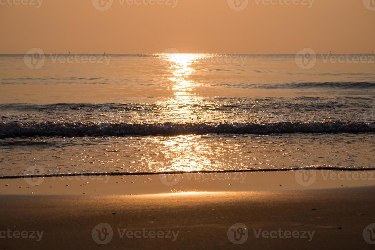 gouden strand zonsopgang ochtend foto