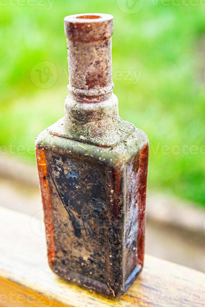 vintage fles, glazen fles voor wijn leeg vies keukengerei foto