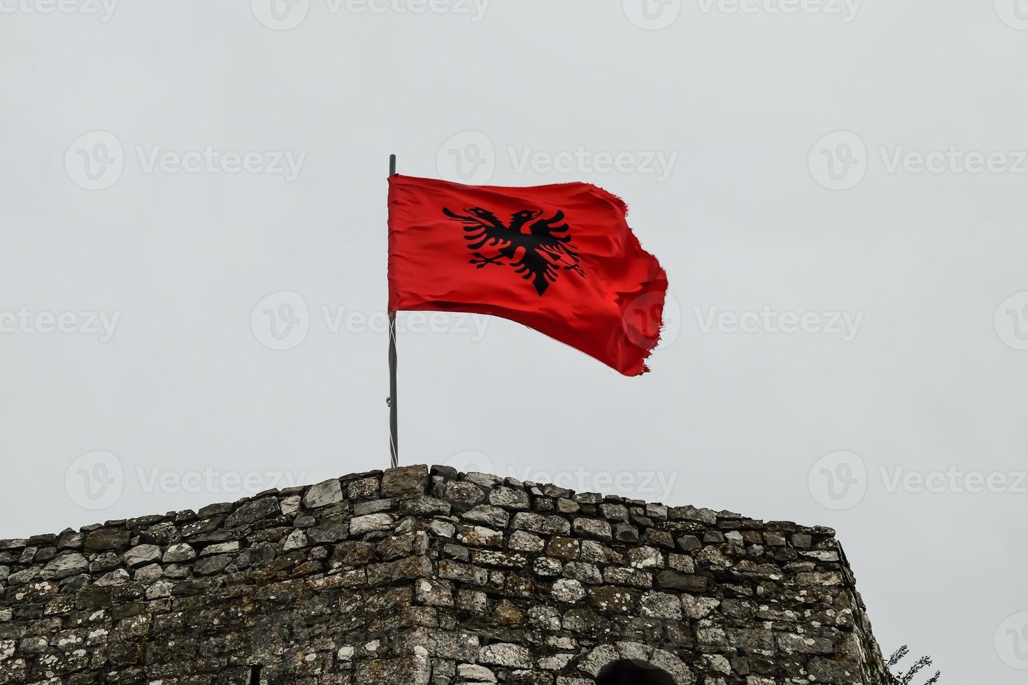 albanese vlag op het oude kasteel in chokder foto