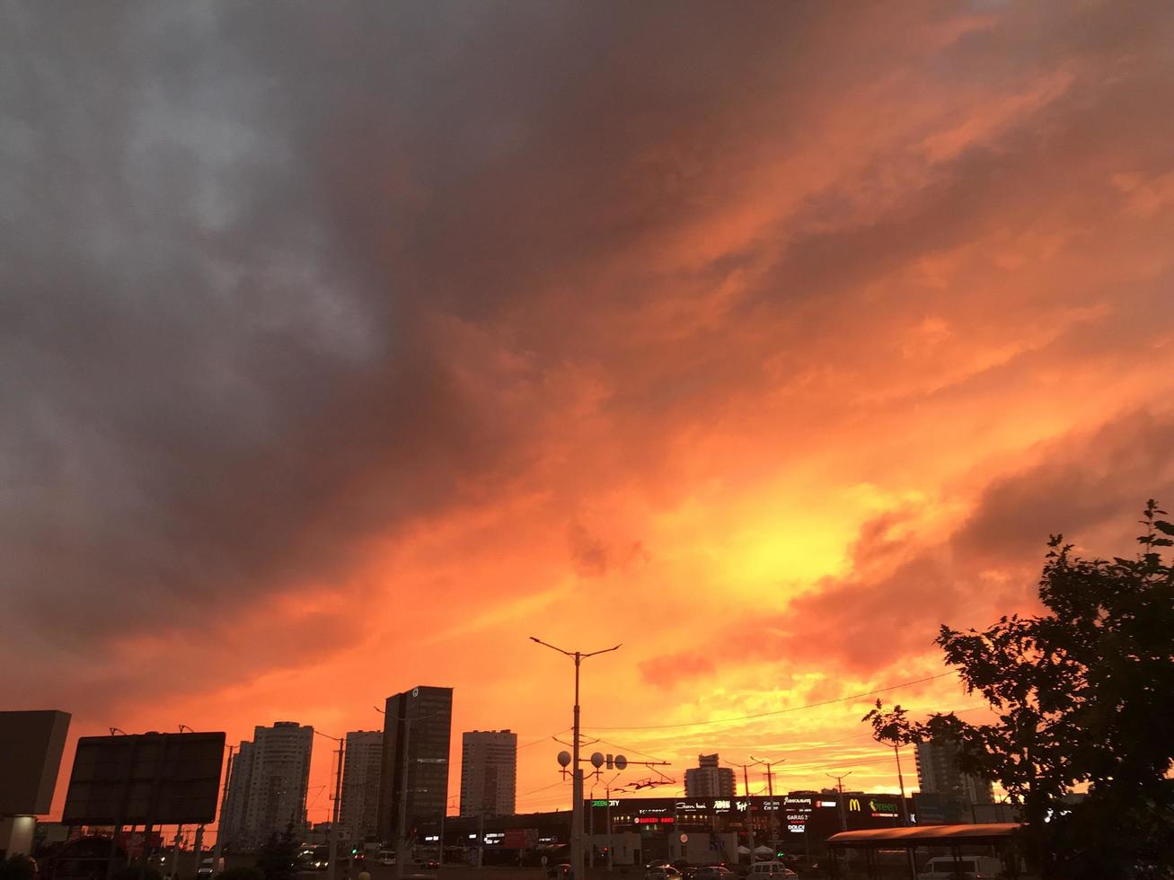 oranje zonsondergang over de stad foto