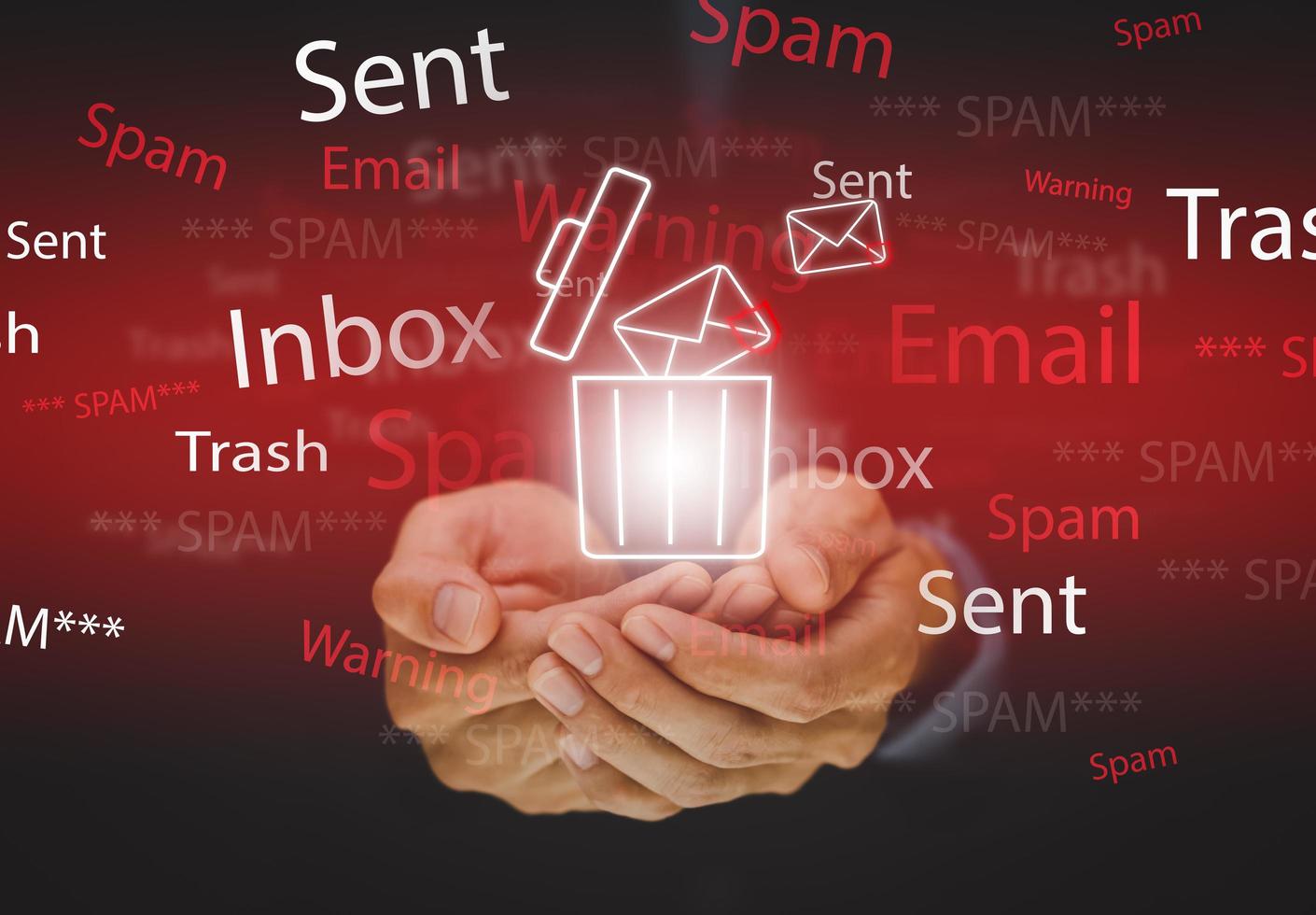 e-mailconcept met laptop spam en virus computermonitor internetbeveiligingsconcept, zakenman raakt bin mail aan met een laptop. spam, junk en e-marketing op het scherm, pop-upwaarschuwing voor spam-e-mail. foto