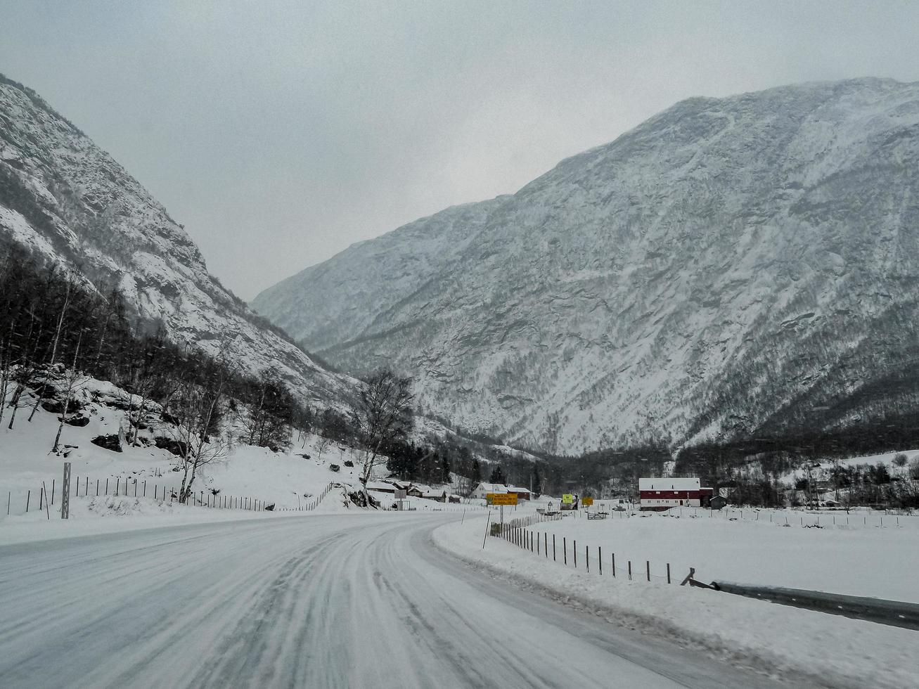 rijden door besneeuwde weg en winterlandschap in noorwegen. foto