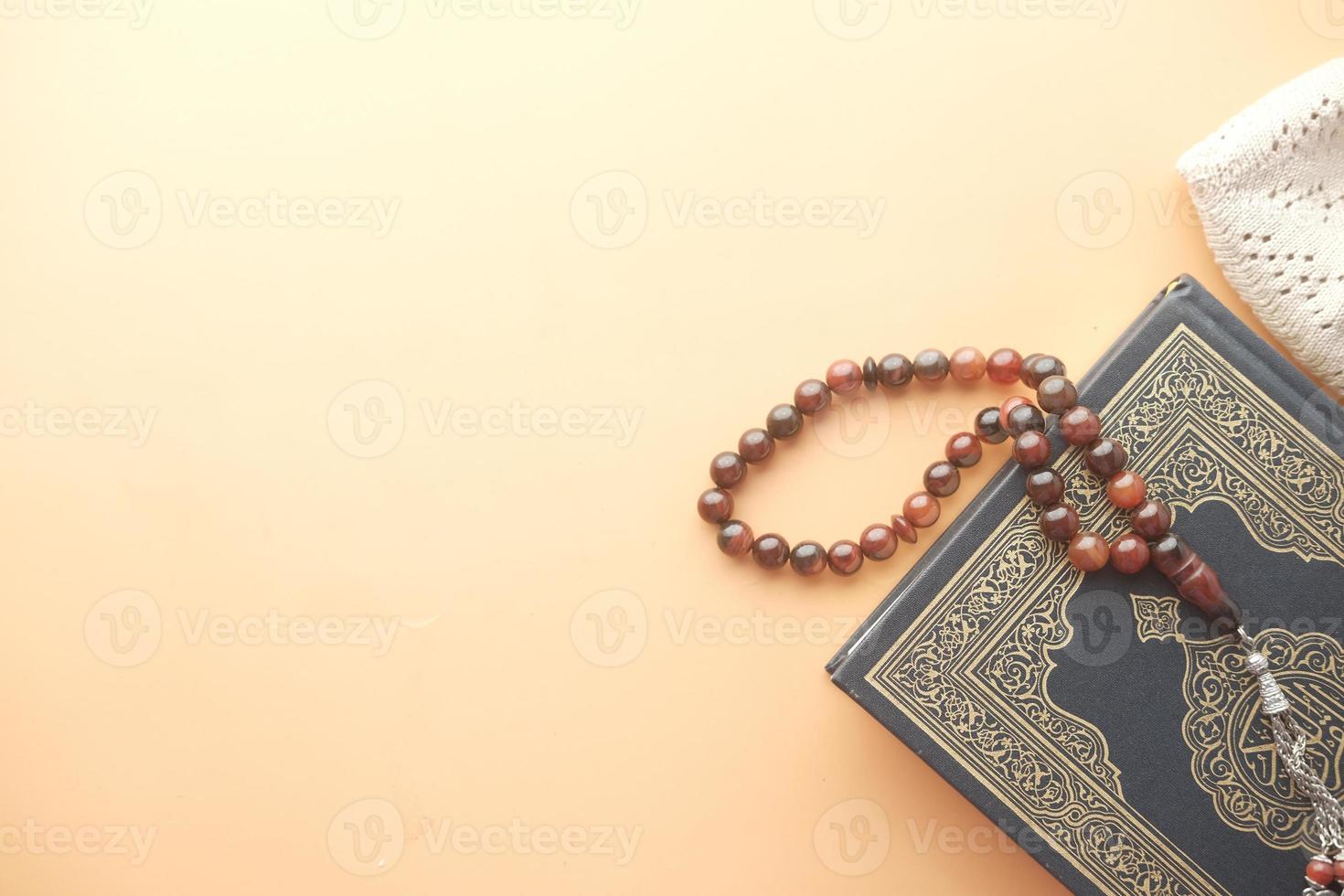 heilige boek koran en rozenkrans op tafel, close-up. foto