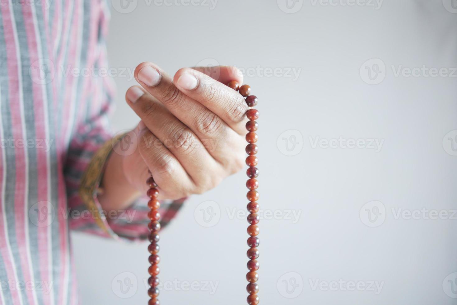 moslim man houdt hand in gebedsgebaren tijdens ramadan, close-up foto