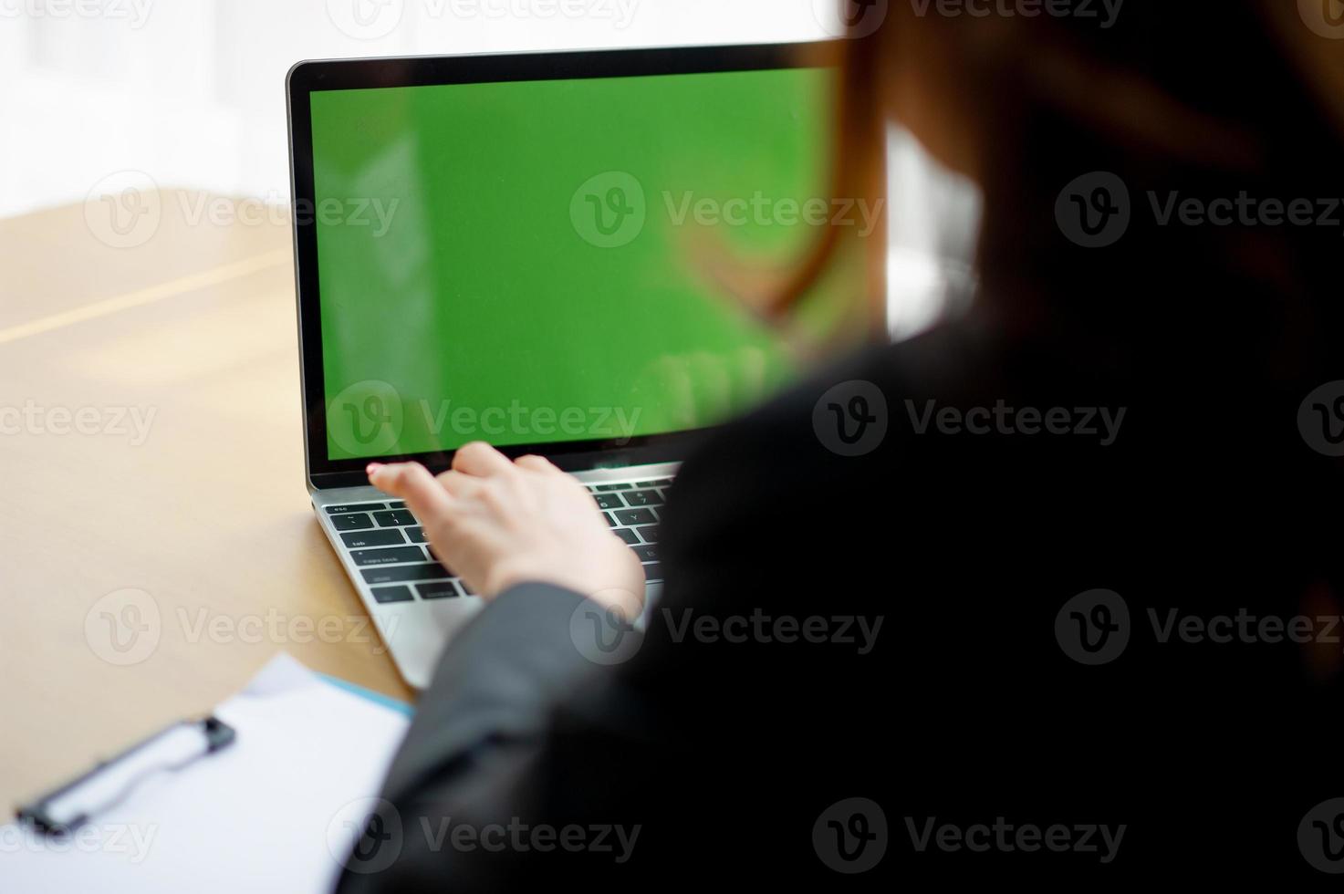 computer handen van zakenlieden werken. in het bedrijfsconcept foto