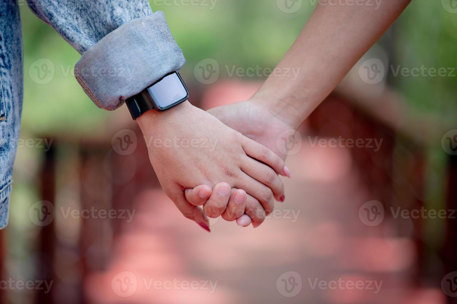 het paar hand in hand toont liefde op de dag van de liefde. de dag van de liefde - afbeelding foto