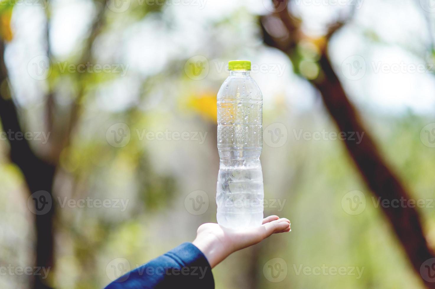 hand- en waterfles drinkwater creatief concept met kopieerruimte foto