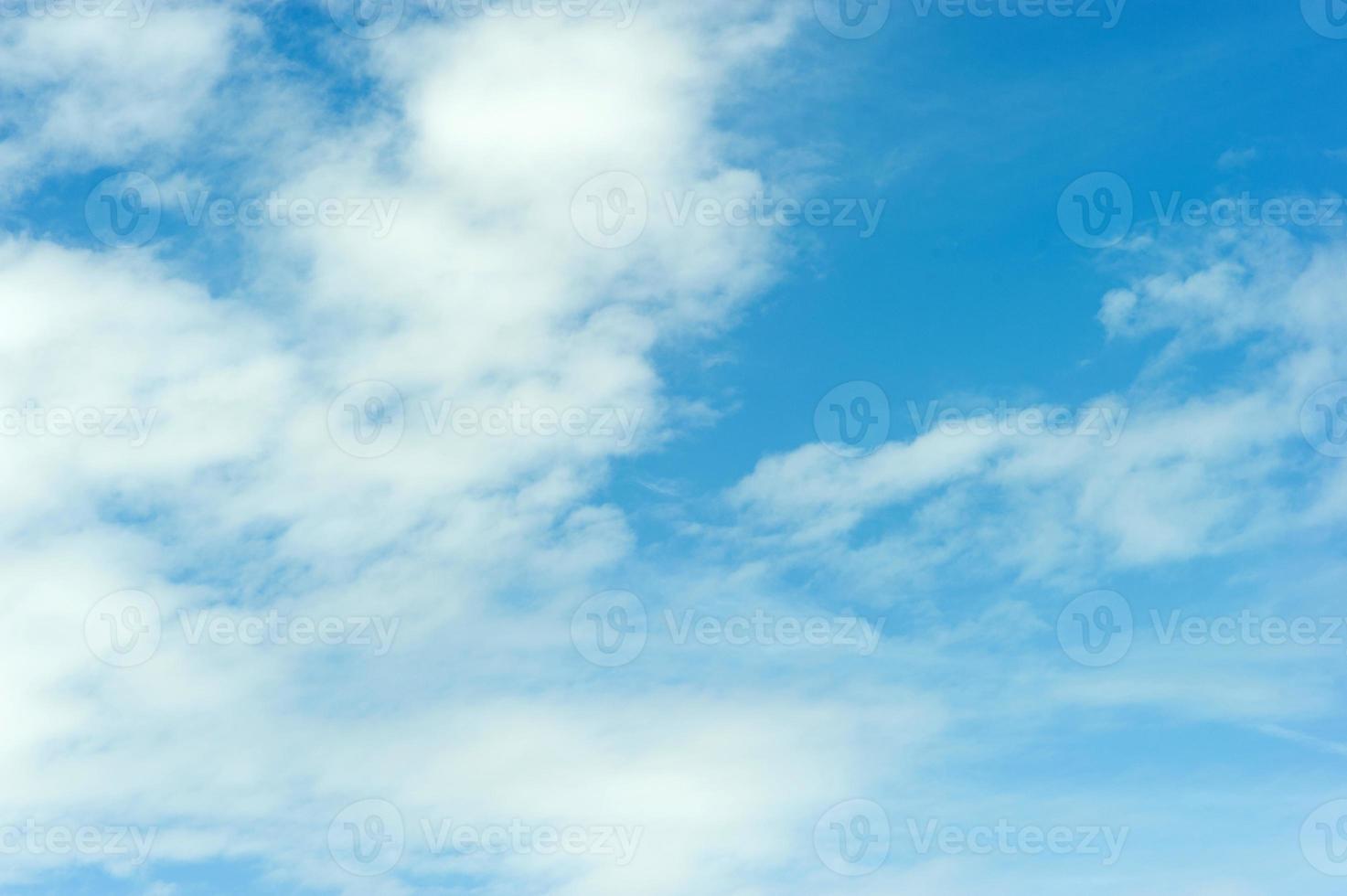 de lucht en de blauwe wolken op een helderblauwe dag lucht en prachtige wolken foto