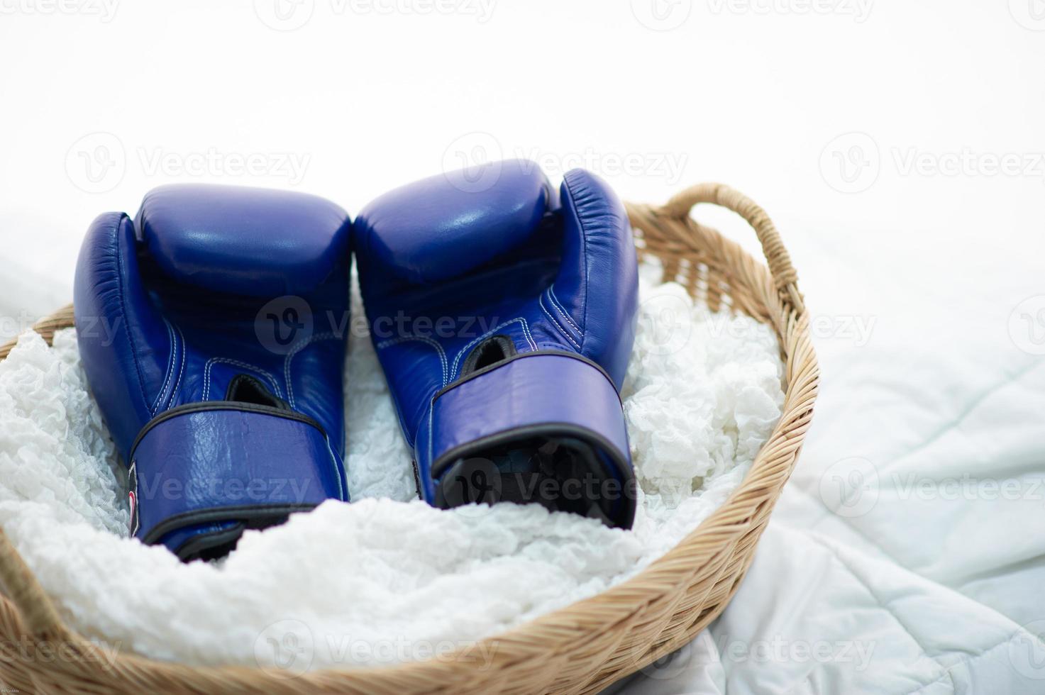 de bokshandschoenen van de boksers worden in het wit geplaatst met hoop en vastberadenheid voor het boksen. foto