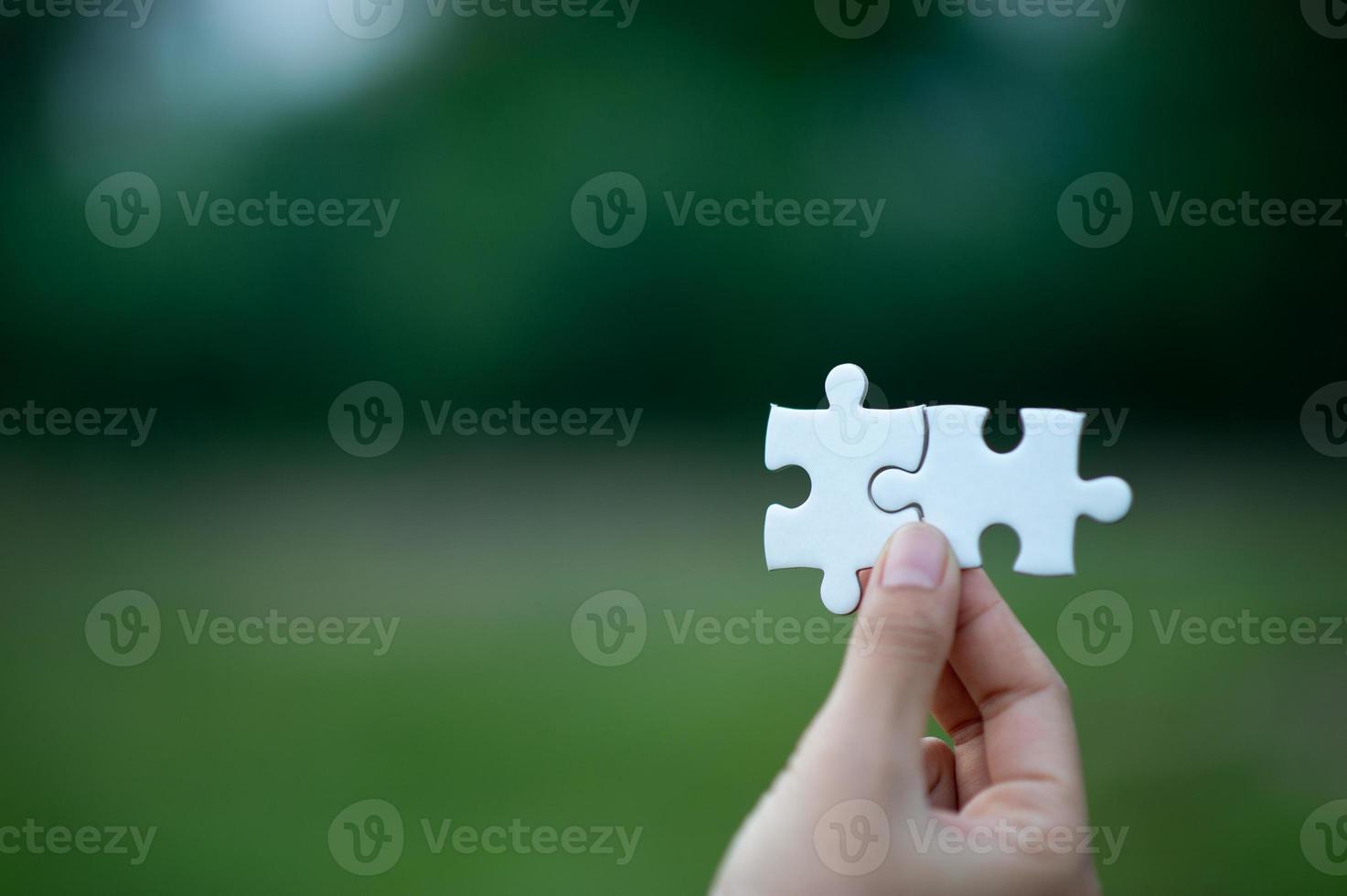 handen en puzzels, belangrijke stukjes teamwerkconcept voor teamwerk foto