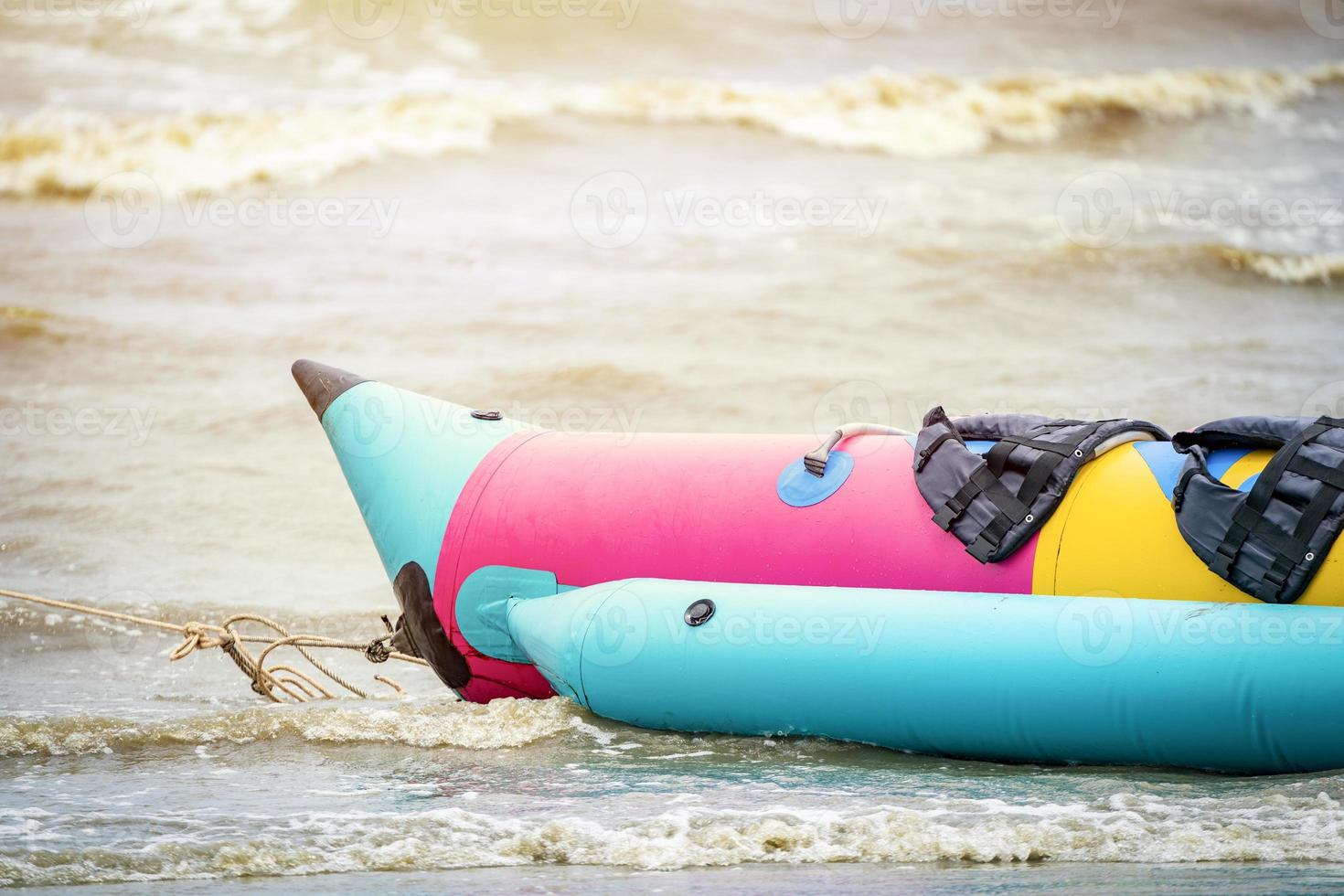 bananenboot op het strand, provincie chonburi, thailand foto