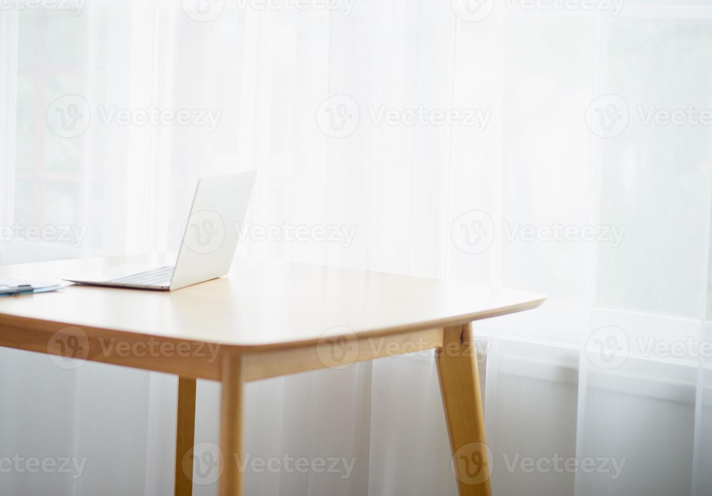 bureau en mooie computer er schijnt 's ochtends een licht door het raam - foto