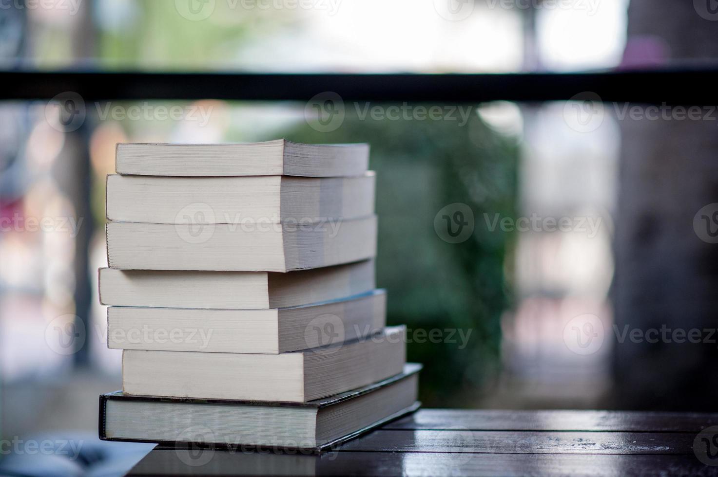 boek op het bureau geplaatst veel boeken, prachtige kleuren om te studeren, kennis, onderwijs - afbeeldingen foto