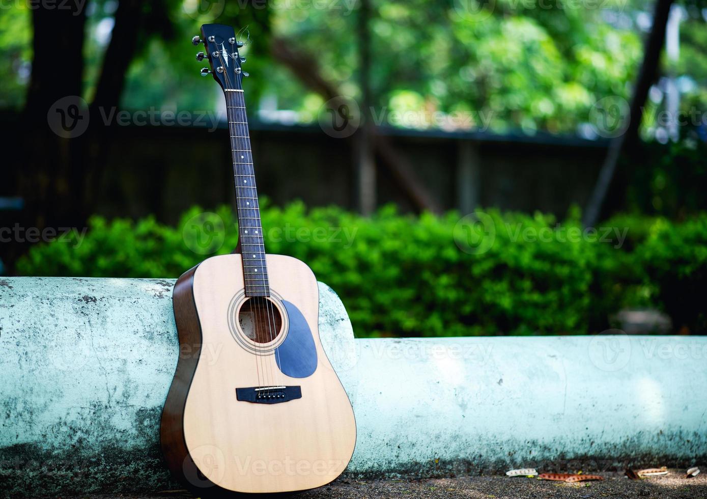 akoestische gitaar, een zeer goed klinkend instrument-muziekinstrumentconcept foto