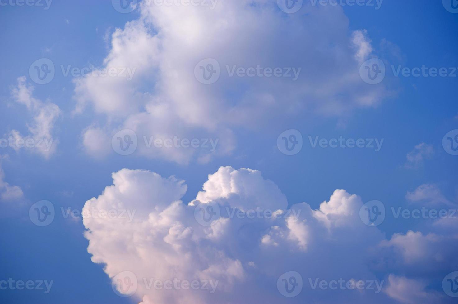 de lucht en de heldere wolken in de ochtend van elke dag foto