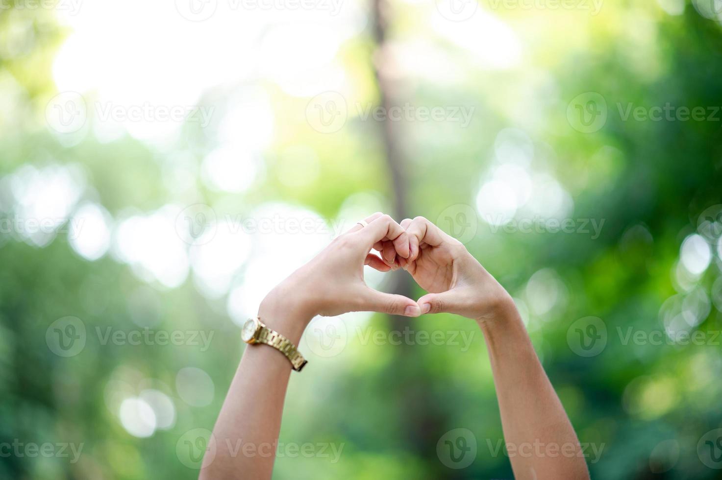 handgemaakte hartvorm geven aan geliefden op de dag van liefde liefdesdag foto