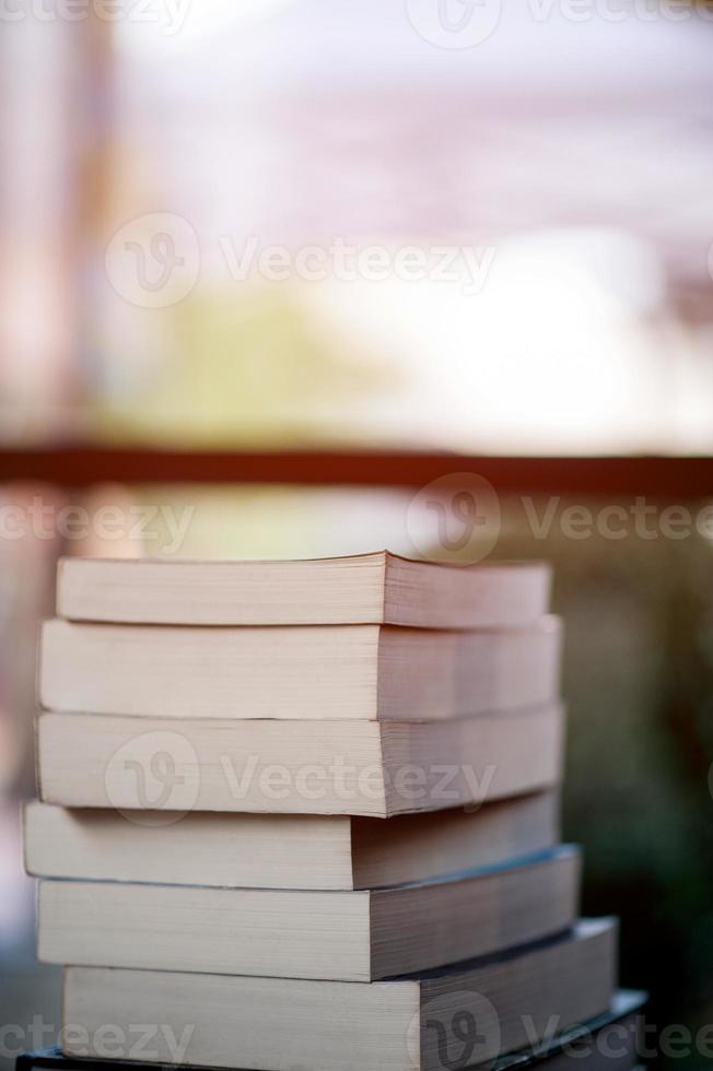 boek op het bureau geplaatst veel boeken, prachtige kleuren om te studeren, kennis, onderwijs - afbeeldingen foto