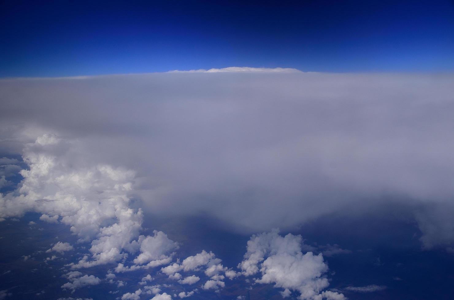 veel verschillende wolken in de lucht foto