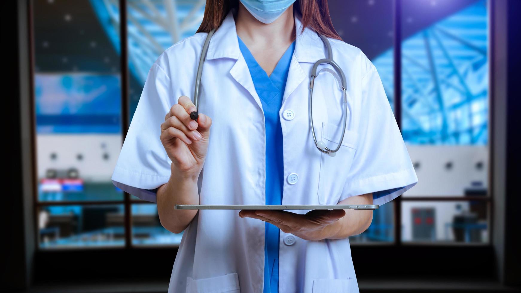 geneeskunde arts hand werken met moderne digitale tabletcomputer interface foto