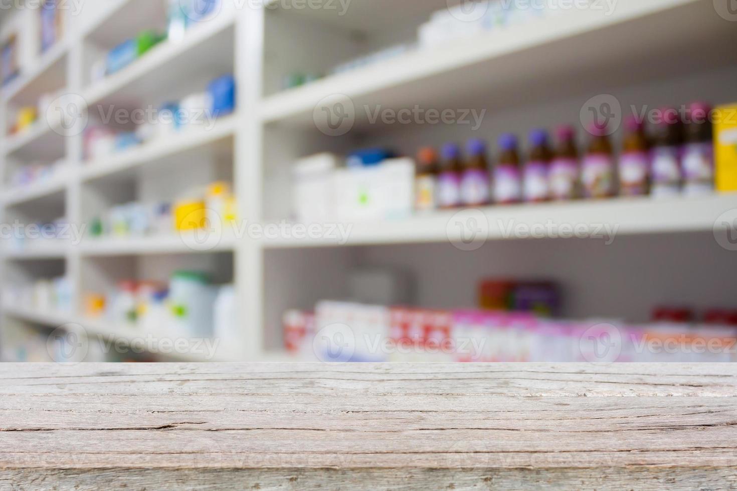 houten toonbank met onscherpe planken met medicijnen in de apotheek foto