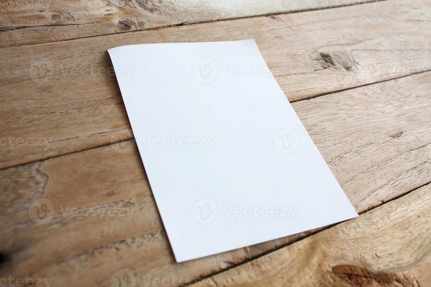 blanco papier op houten tafel foto