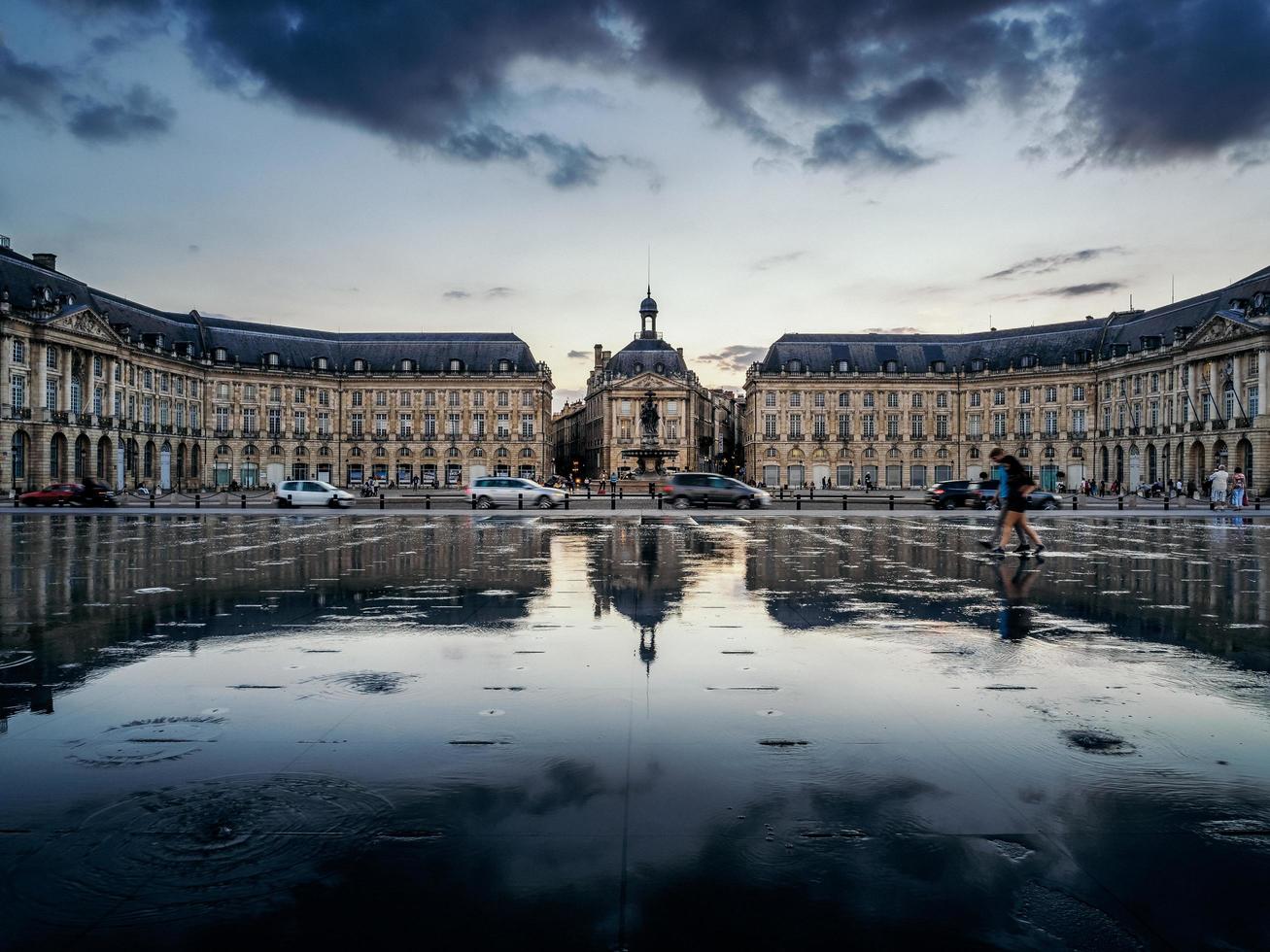 bordeaux, frankrijk, 2016. miroir d'eau op place de la bourse in bordeaux foto