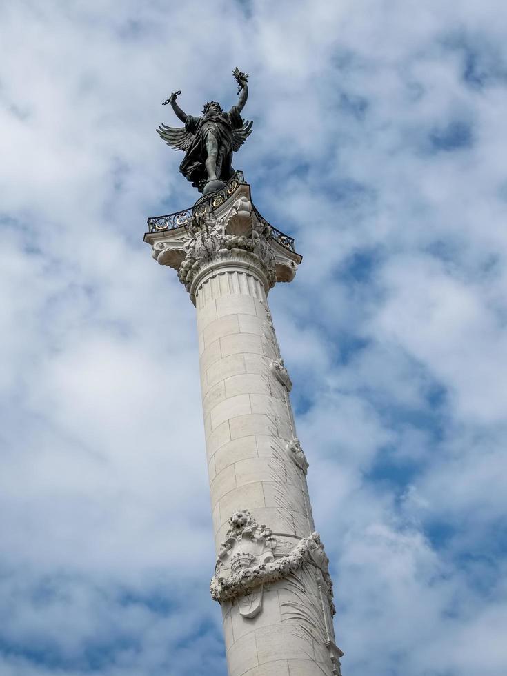 bordeaux, frankrijk, 2016. zuil met een vrijheidsbeeld dat haar kettingen breekt bovenop het monument voor de girondins foto