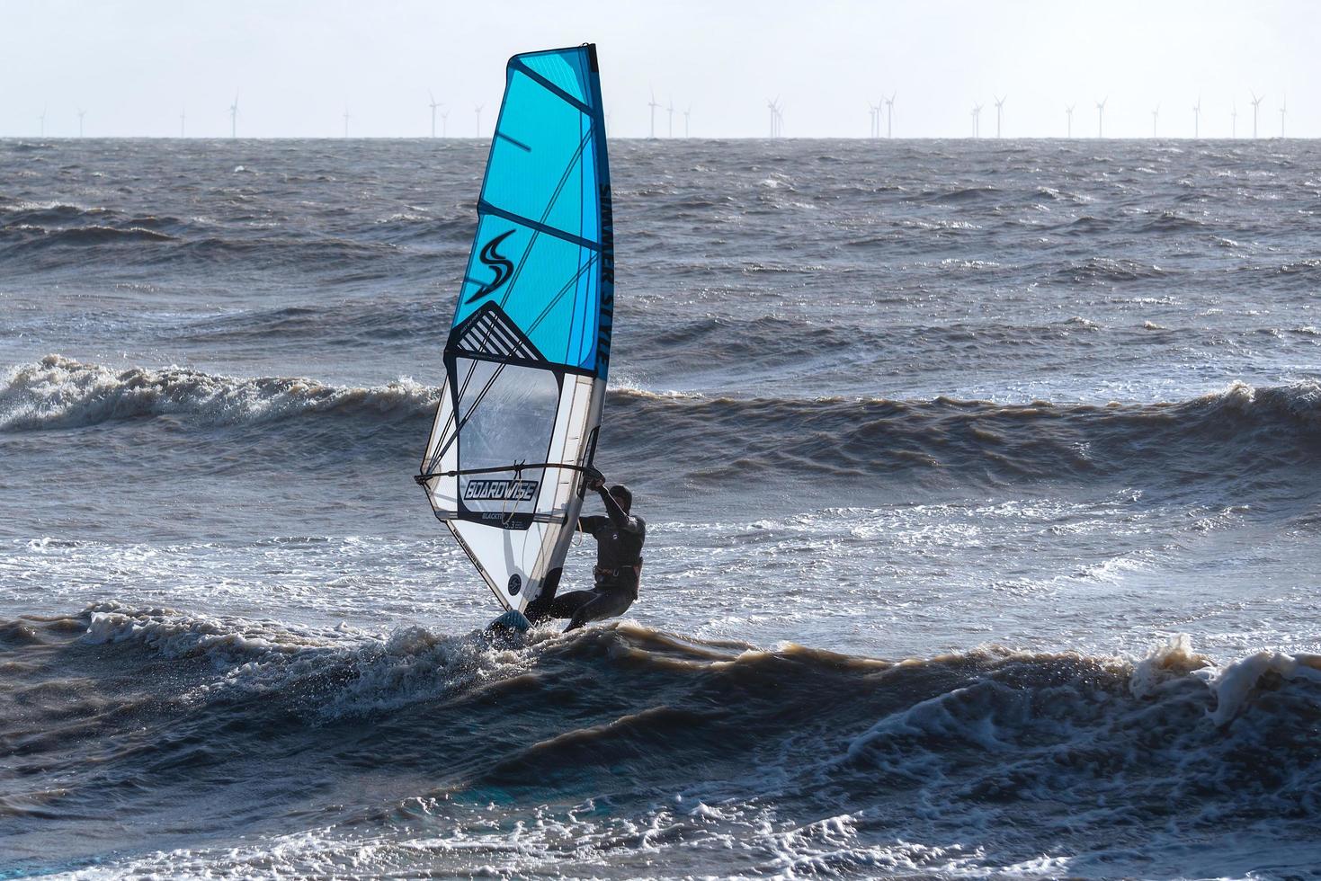 goring-by-sea, west sussex, uk, 2020. windsurfer bij goring-by-sea in west sussex op 28 januari 2020. niet-geïdentificeerde persoon foto