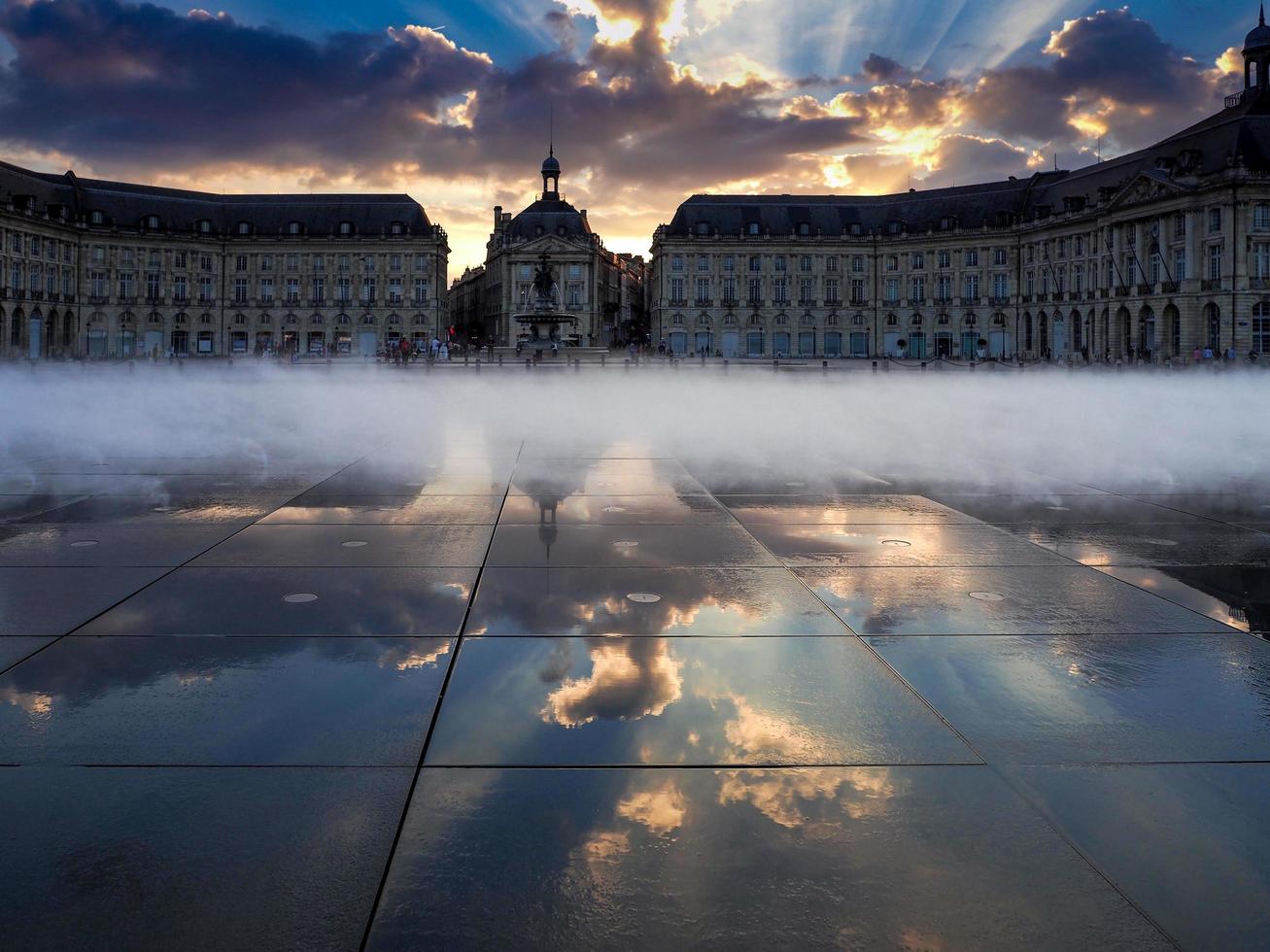 bordeaux, frankrijk, 2016. miroir d'eau op place de la bourse in bordeaux foto