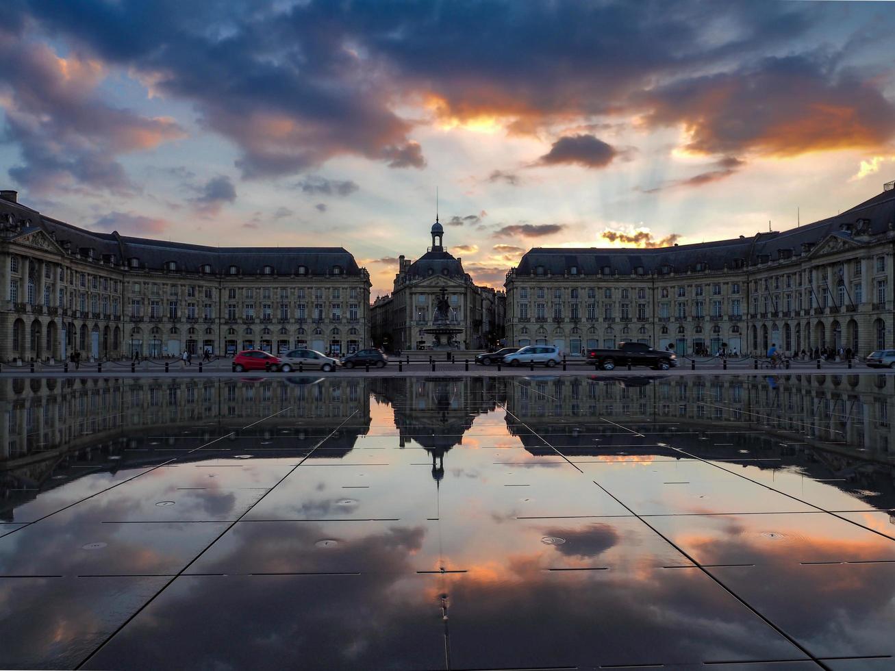 bordeaux, frankrijk, 2016. miroir d'eau op place de la bourse in bordeaux foto