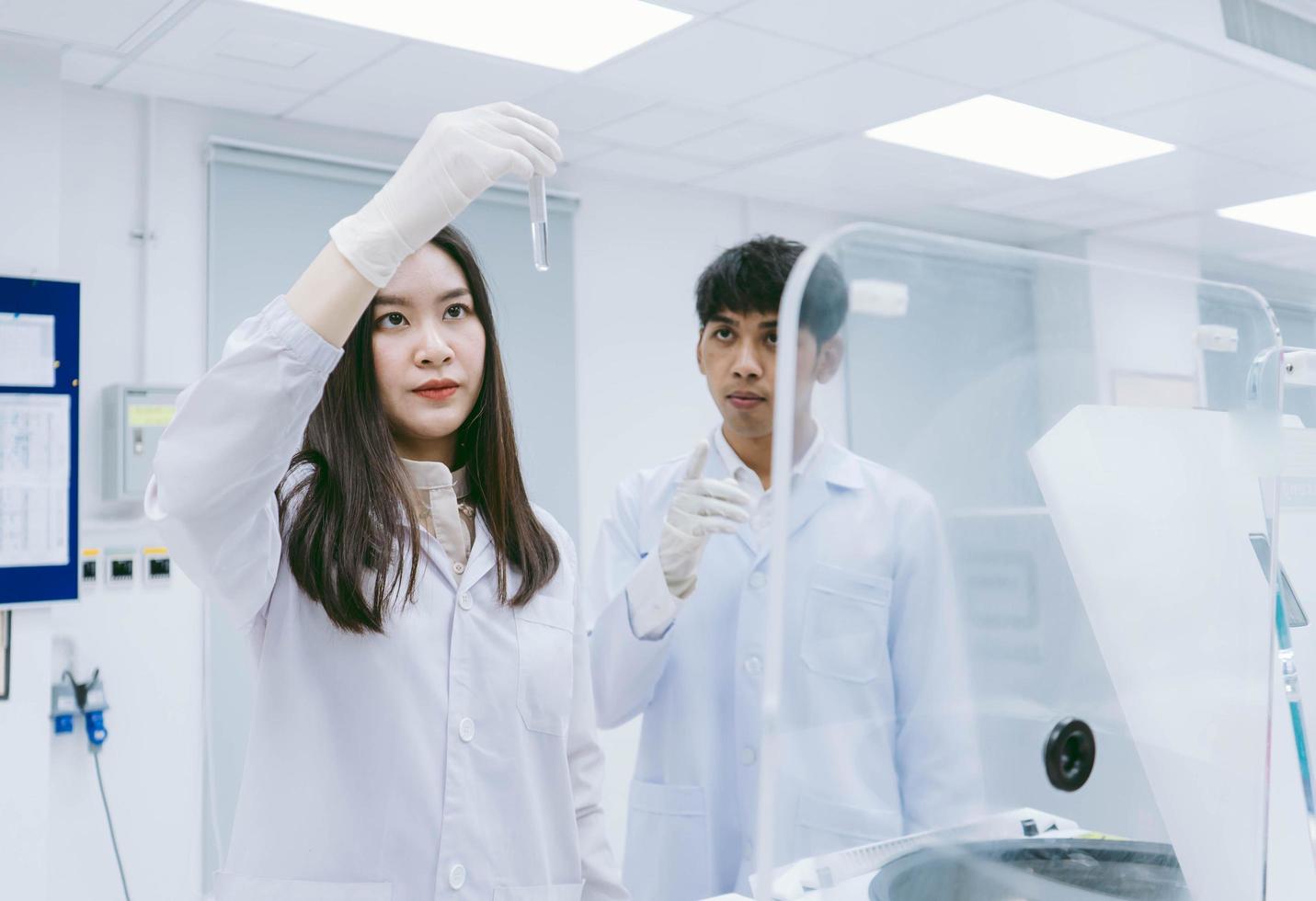 jonge vrouwelijke wetenschappers openen centrifuge in medisch laboratorium foto