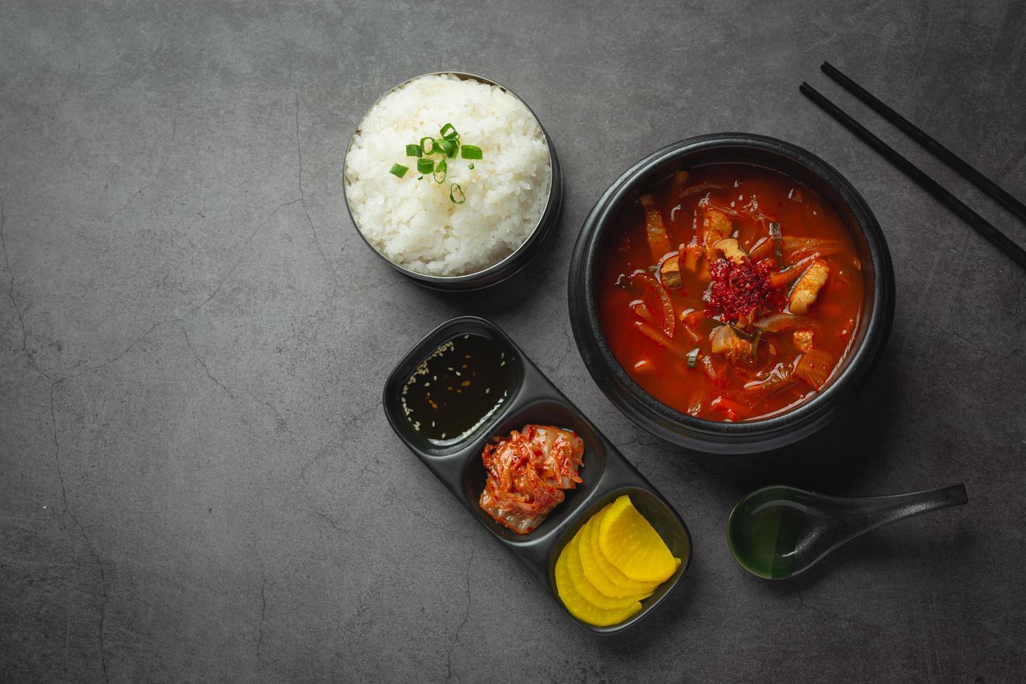 kimchi jikae of kimchi soep klaar om te eten in kom foto