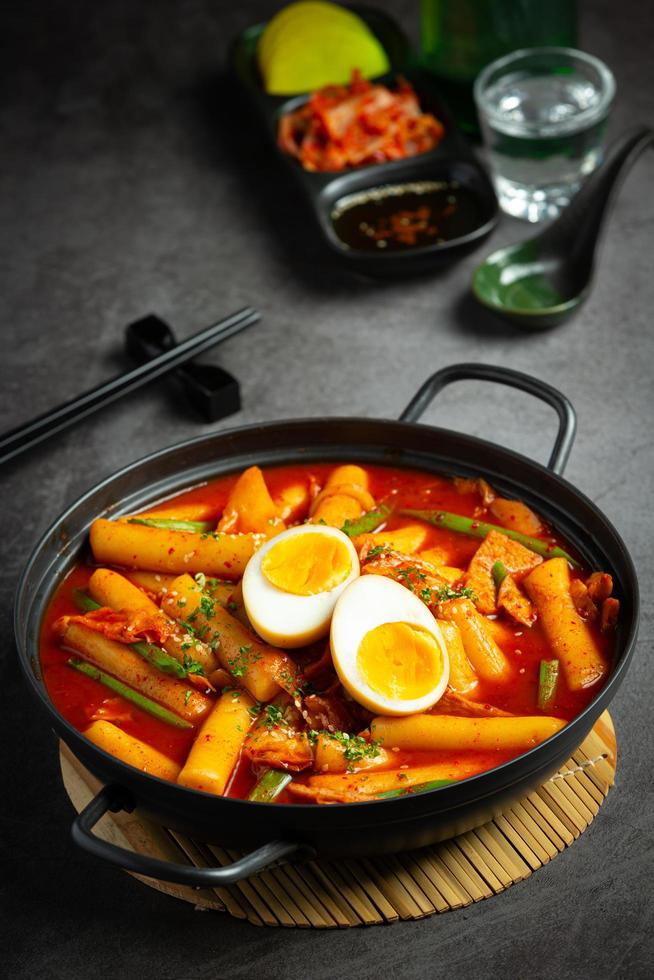 cheesy tokbokki koreaanse traditionele gerechten op zwarte bord achtergrond. lunchgerecht. foto