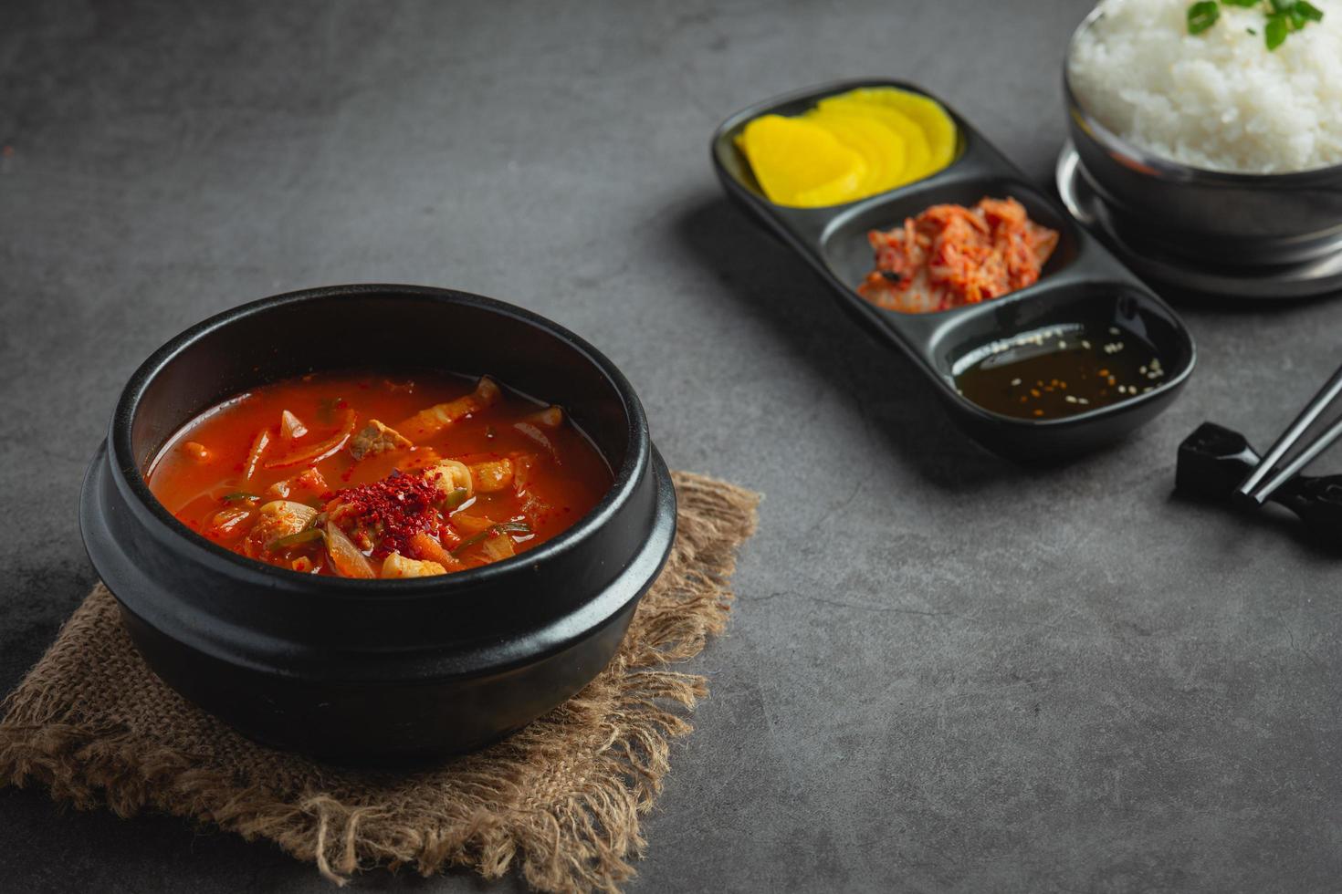 kimchi jikae of kimchi soep klaar om te eten in kom foto