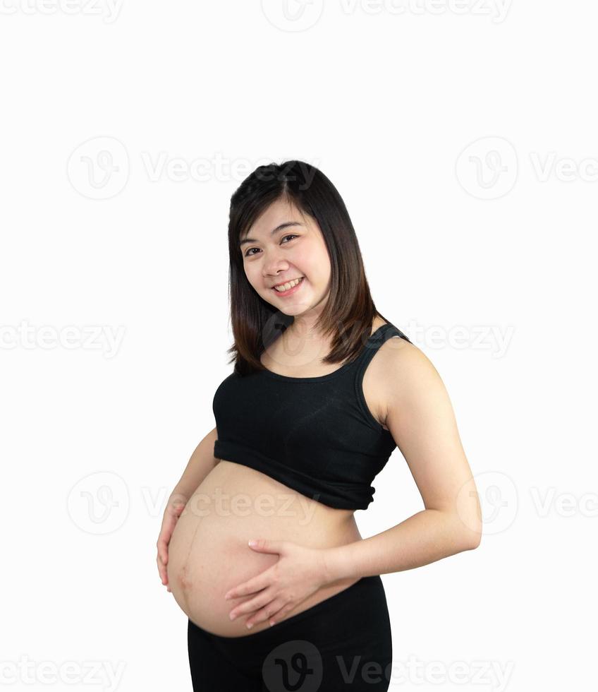 zwangere vrouw die op haar buik houdt die op witte achtergrond wordt geïsoleerd. familie moeder moeder zwanger concept. foto