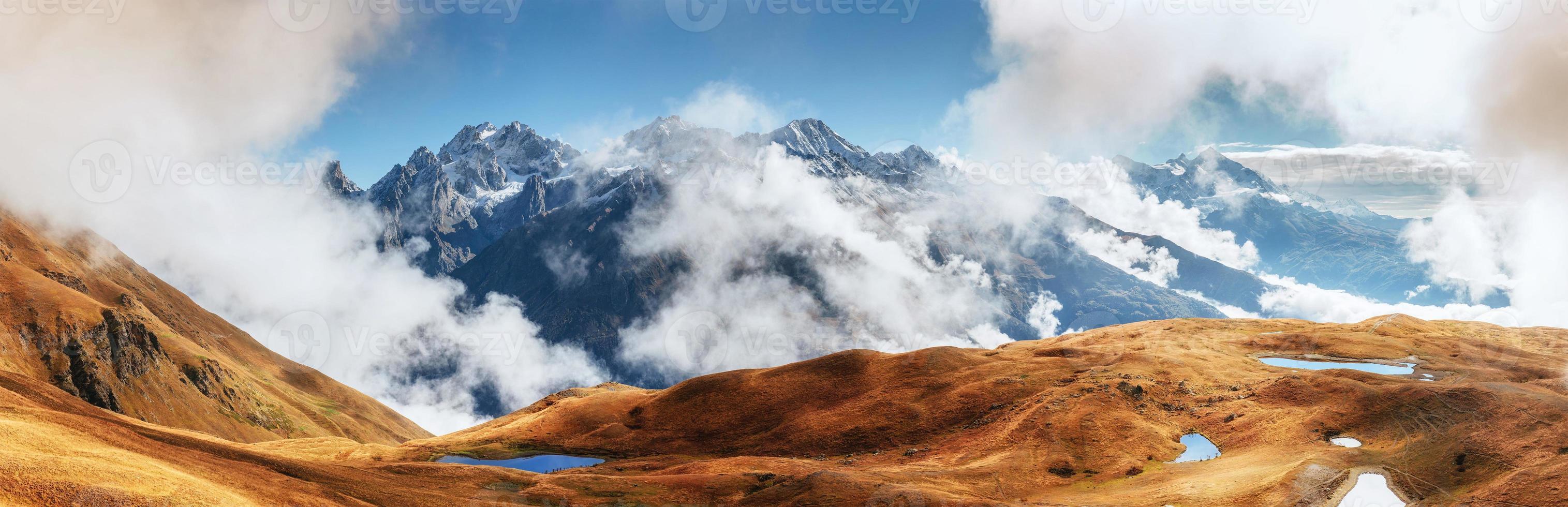 het schilderachtige landschap in de bergen. bovenste svaneti foto