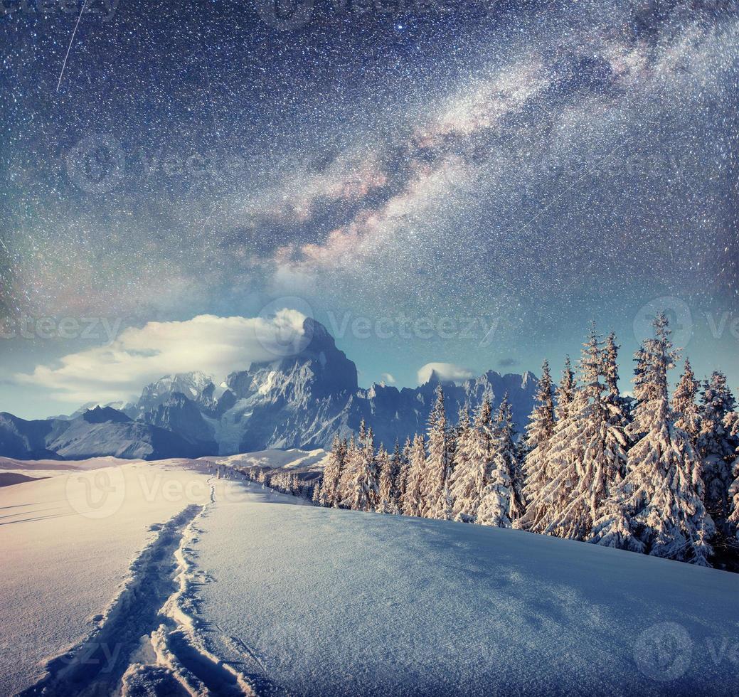 sterrenhemel in besneeuwde winternacht. fantastische melkweg foto