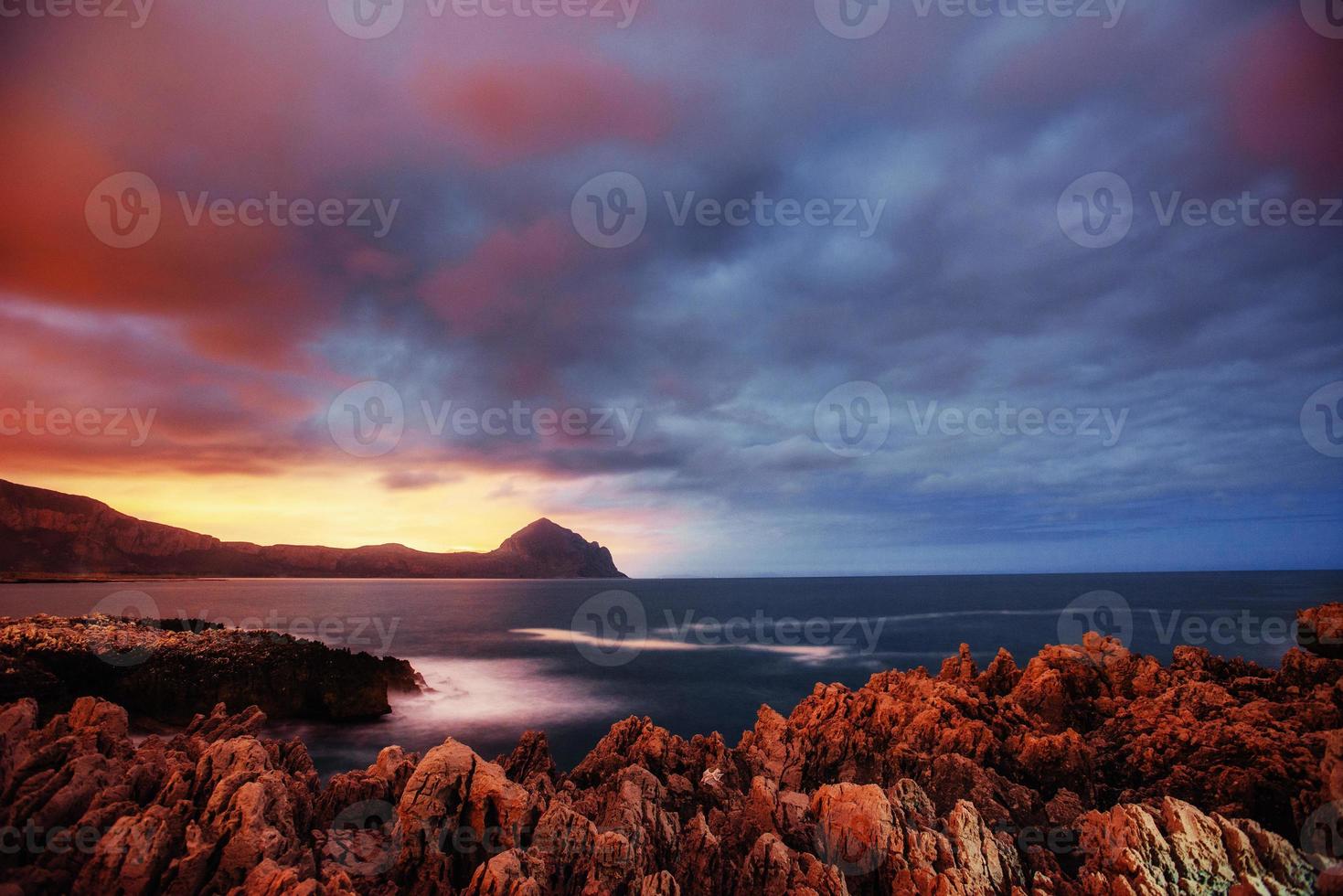 lente uitzicht op de kust bij zonsondergang stad trapani. Sicilië foto