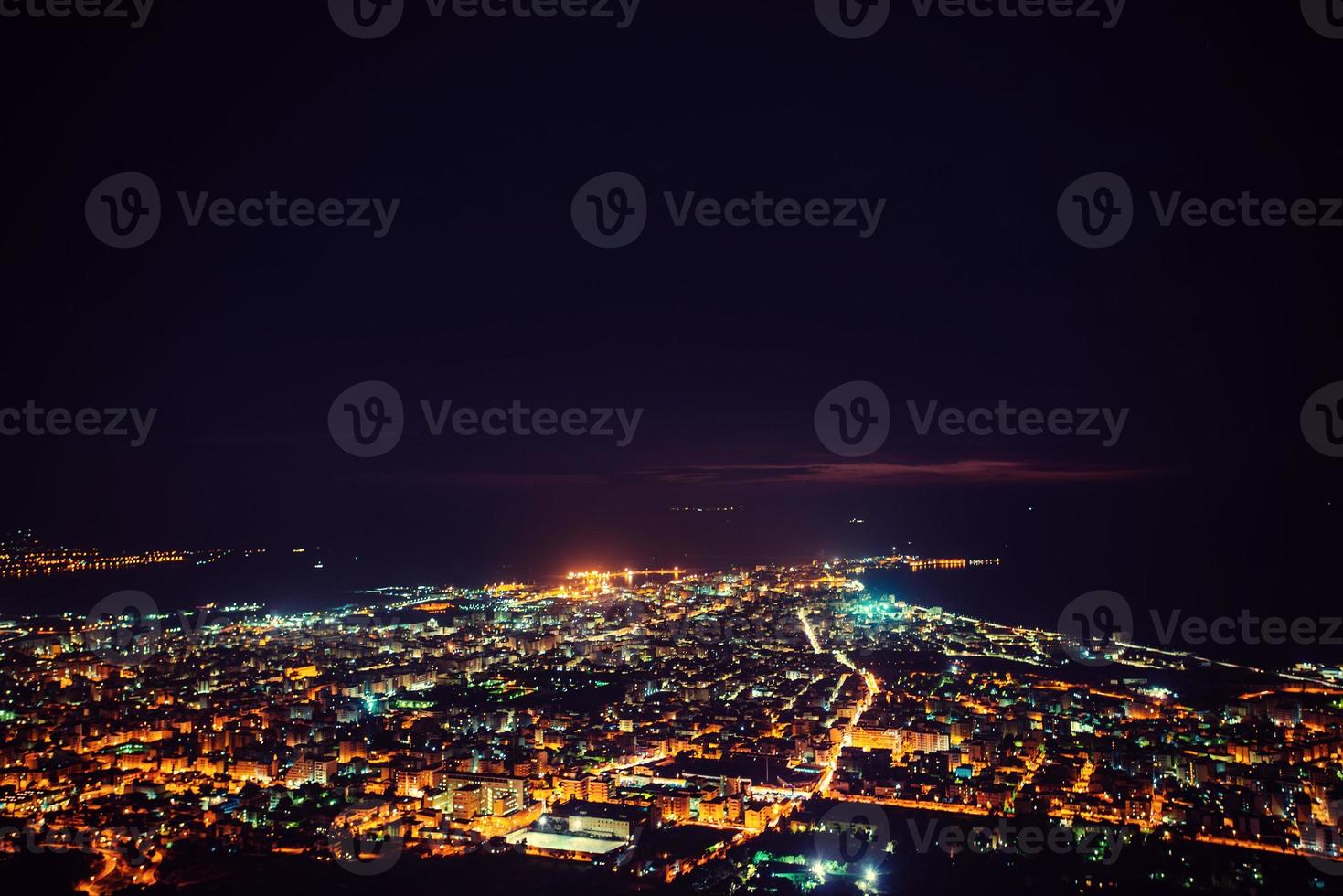 stad met een nacht op het strand foto