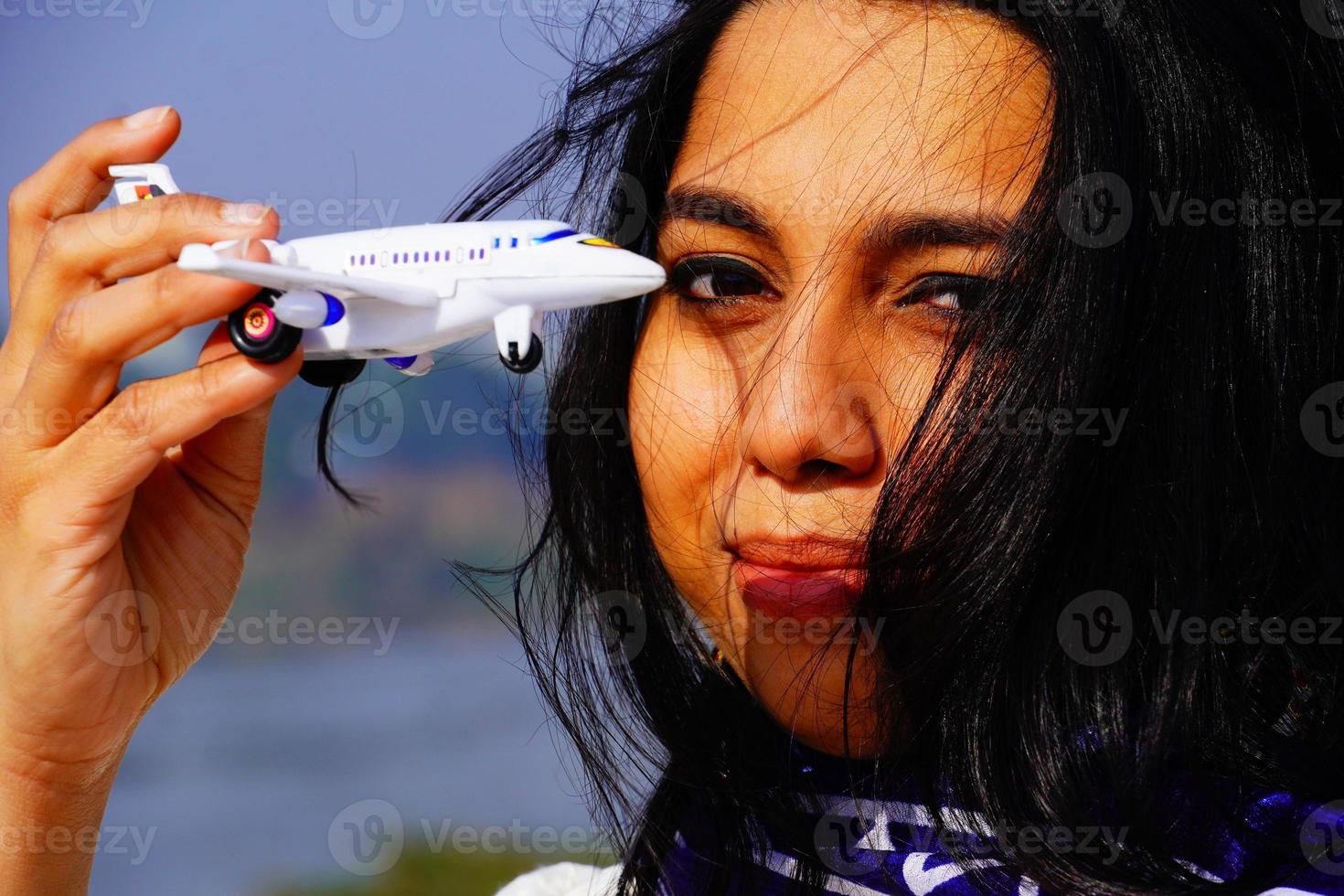 gelukkig lachend student meisje met op outdoor shoot foto