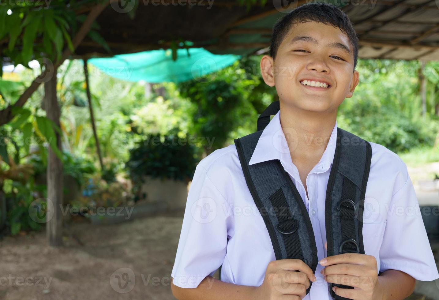 lachende mannelijke student die graag naar school gaat foto