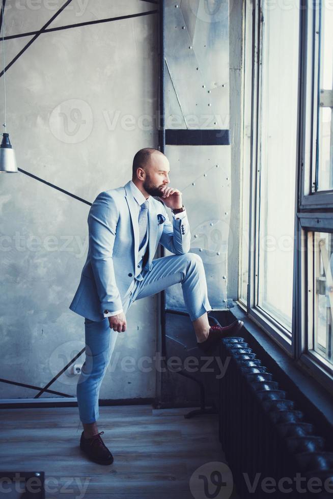 zakenman in een stijlvol blauw pak foto