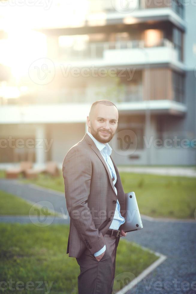 zelfverzekerde zakenman met laptop foto