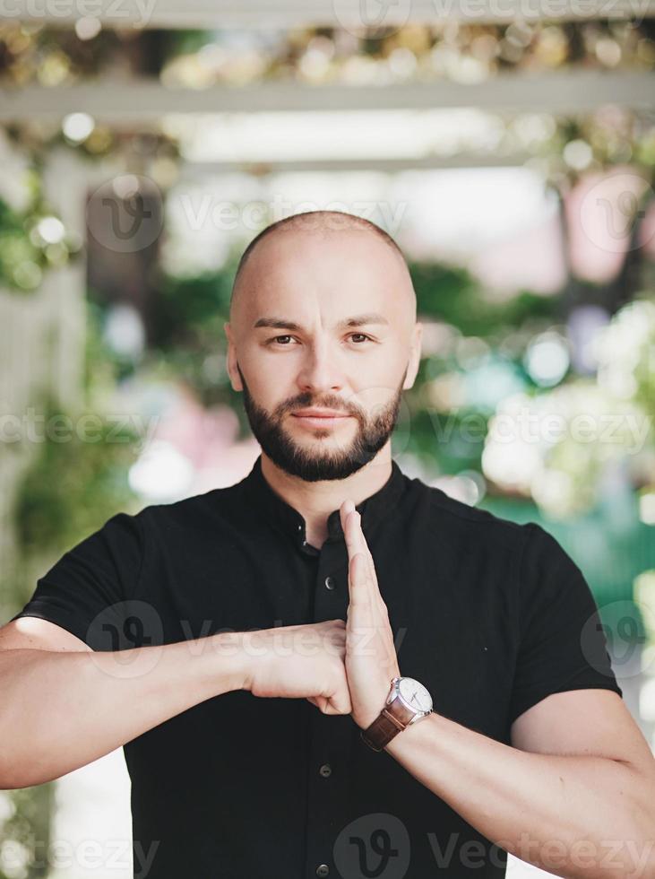 ontspannen man in een t-shirt foto