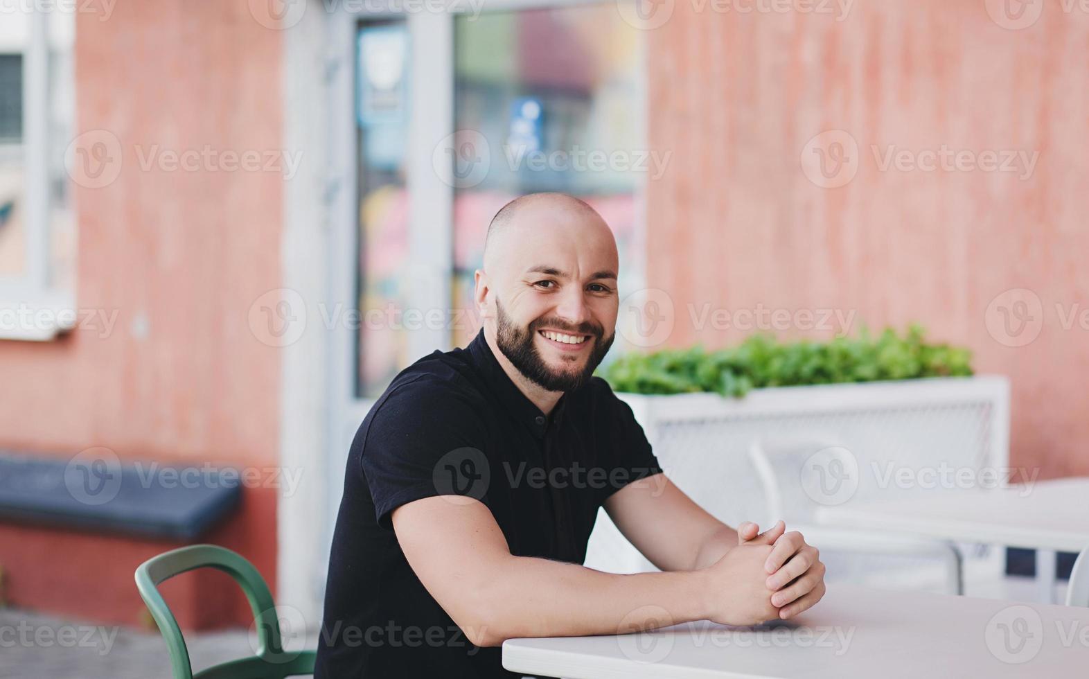 bebaarde man met een baard lacht foto