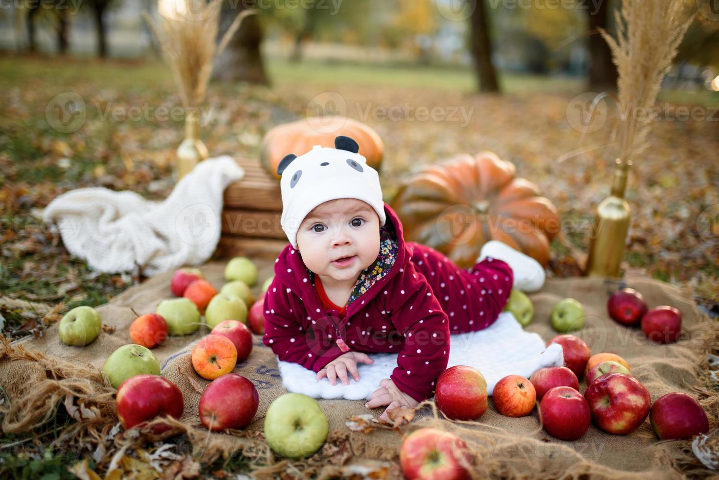klein meisje kiest een appel voor de eerste voeding foto