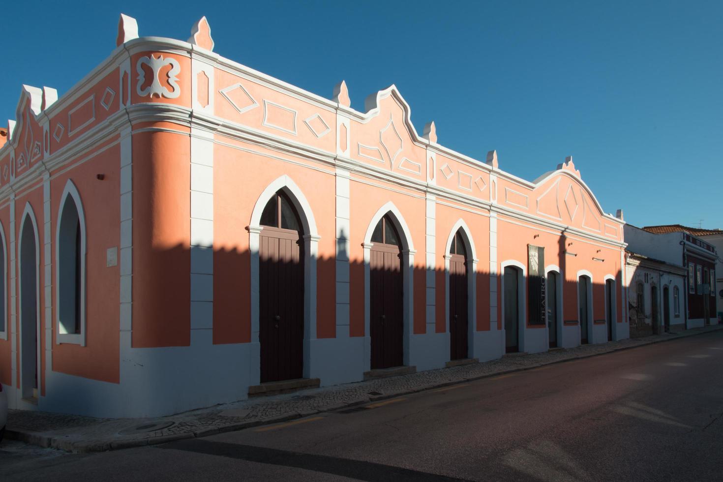prachtig gebouw met een levendige kleur. Silves, Portugal foto