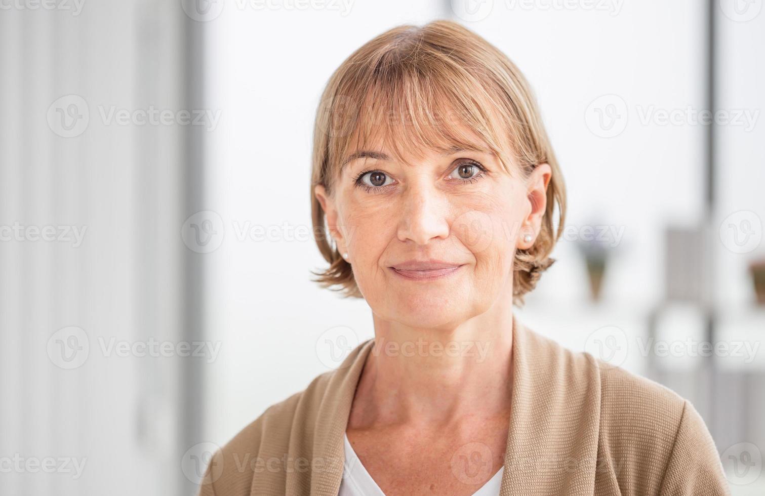 portret van een gelukkige oudere senior vrouw die naar de camera kijkt, glimlachend oudere blanke oude vrouw foto